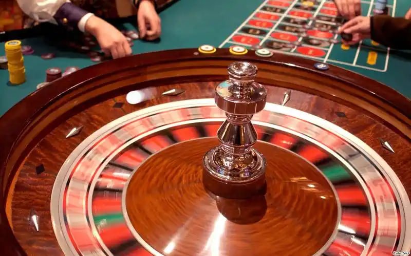 Filipino player navigating the 6bet apk game lobby on a mobile phone